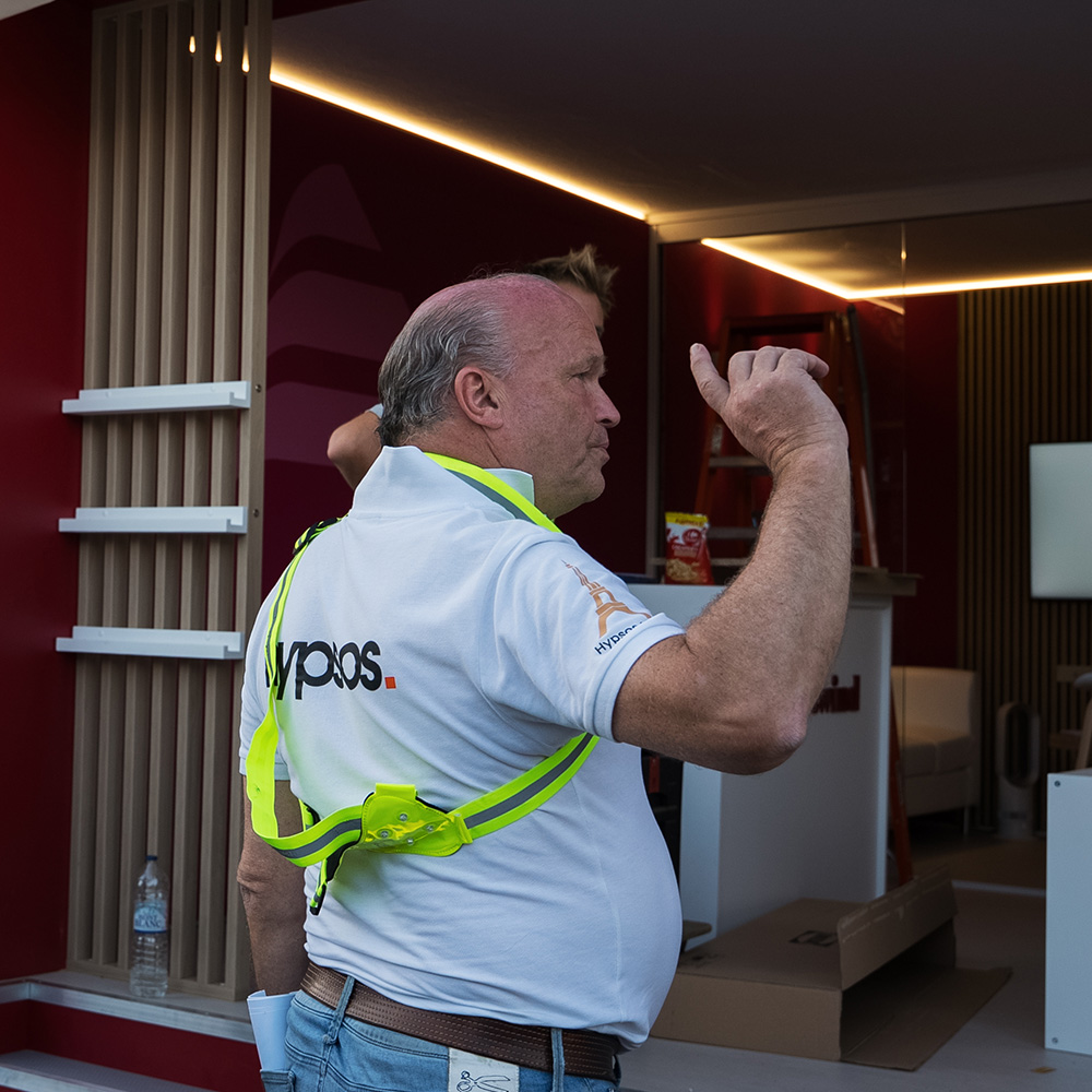 Hypsos-proces-manage Detailfoto van projectmanager Marcel tijdens de realisatie van de Monaco Yacht Show 2025 door Hypsos
