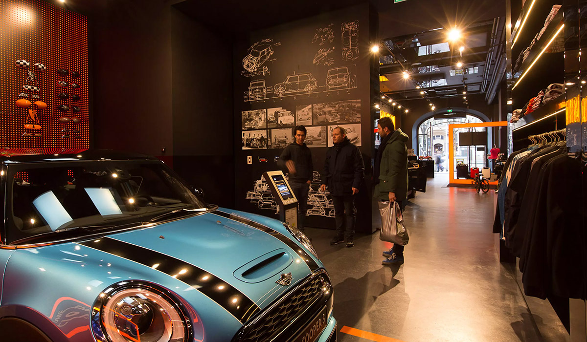 Visitors experiencing Mini Experience Center, realised by Hypsos