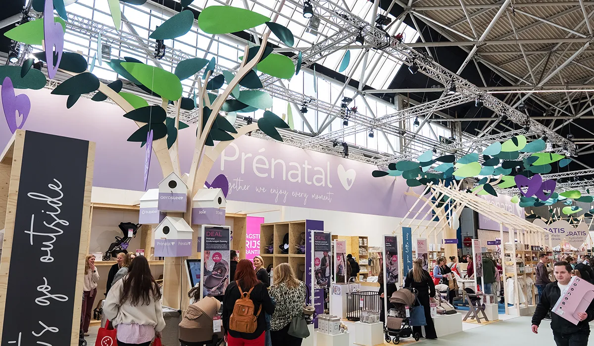 Visitors experiencing Prénatal exhibition stand at the 9 maanden beurs, realised by Hypsos