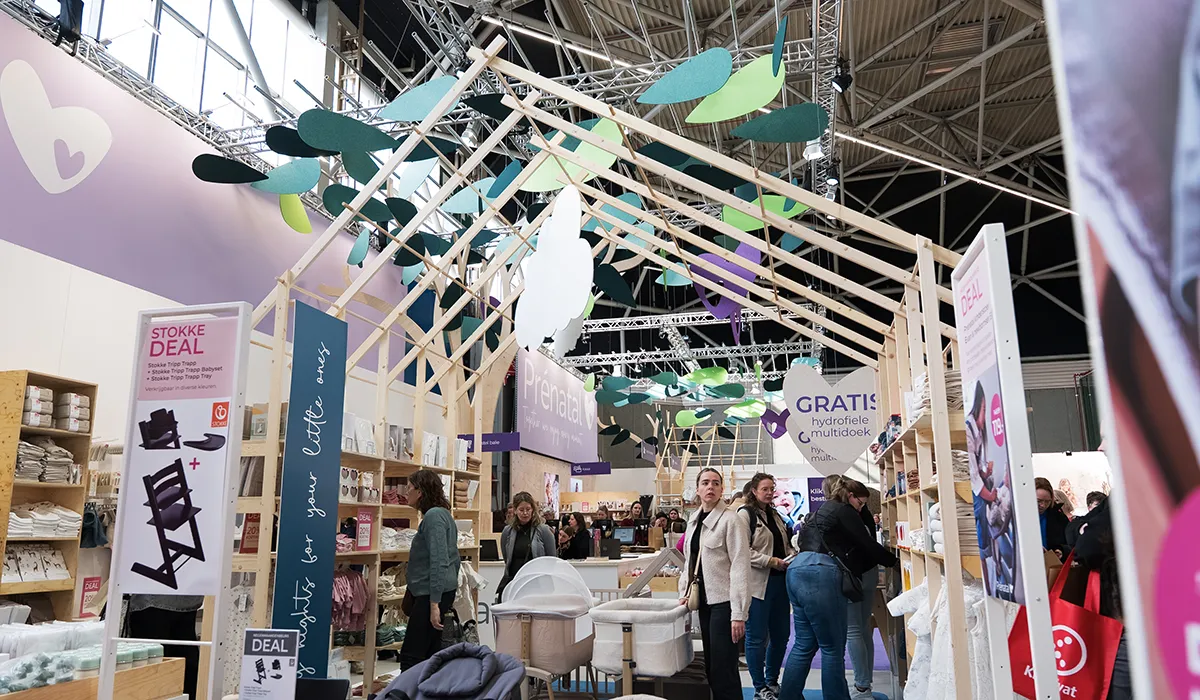 Visitors experiencing Prénatal exhibition stand at the 9 maanden beurs, realised by Hypsos