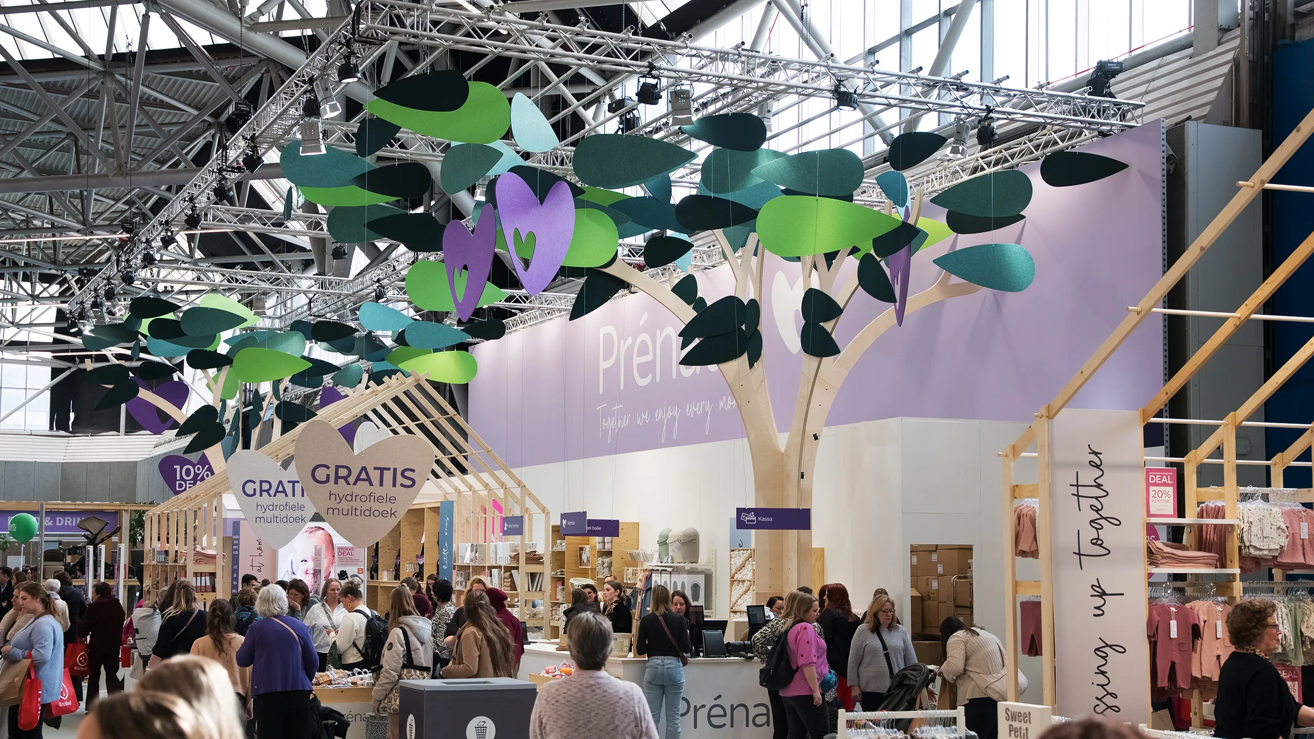 People engaging with the Hypsos brand experience for client Prénatal at the 9 maanden beurs 2026